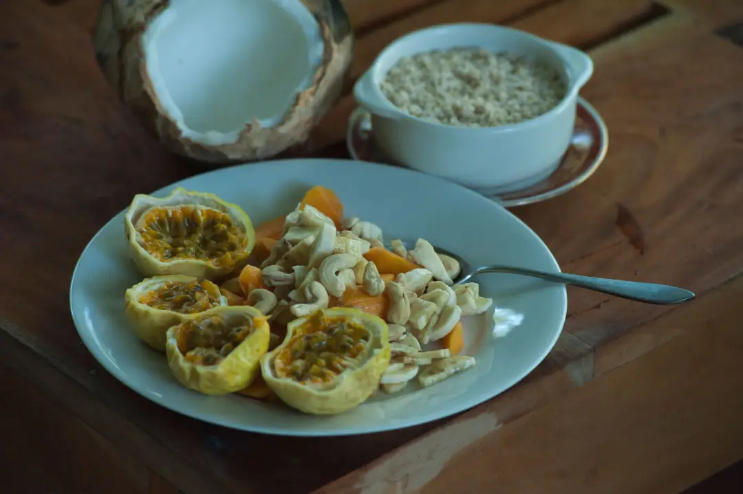 Petit-déjeuner avec fruit de la passion, noix de cajou et noix de coco fraîche au Sri Lanka