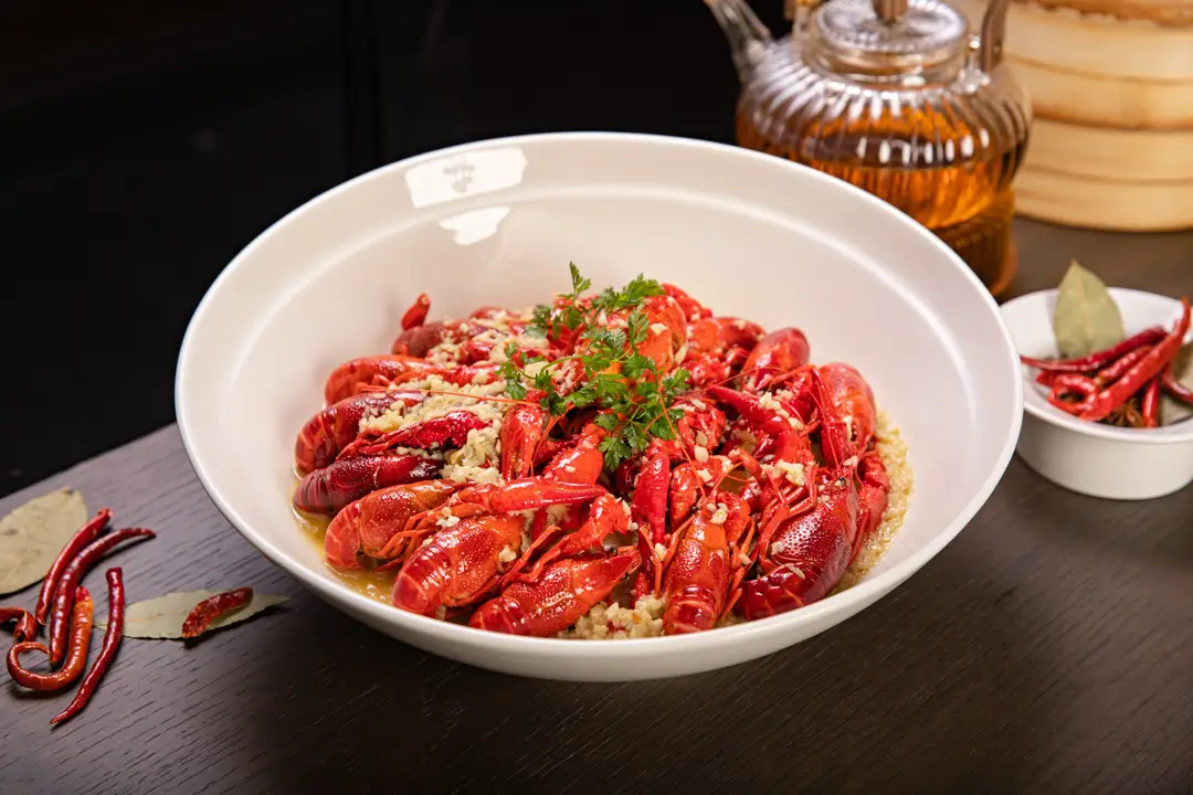 Un plat de fruits de mer cajun appétissant composé d'écrevisses.