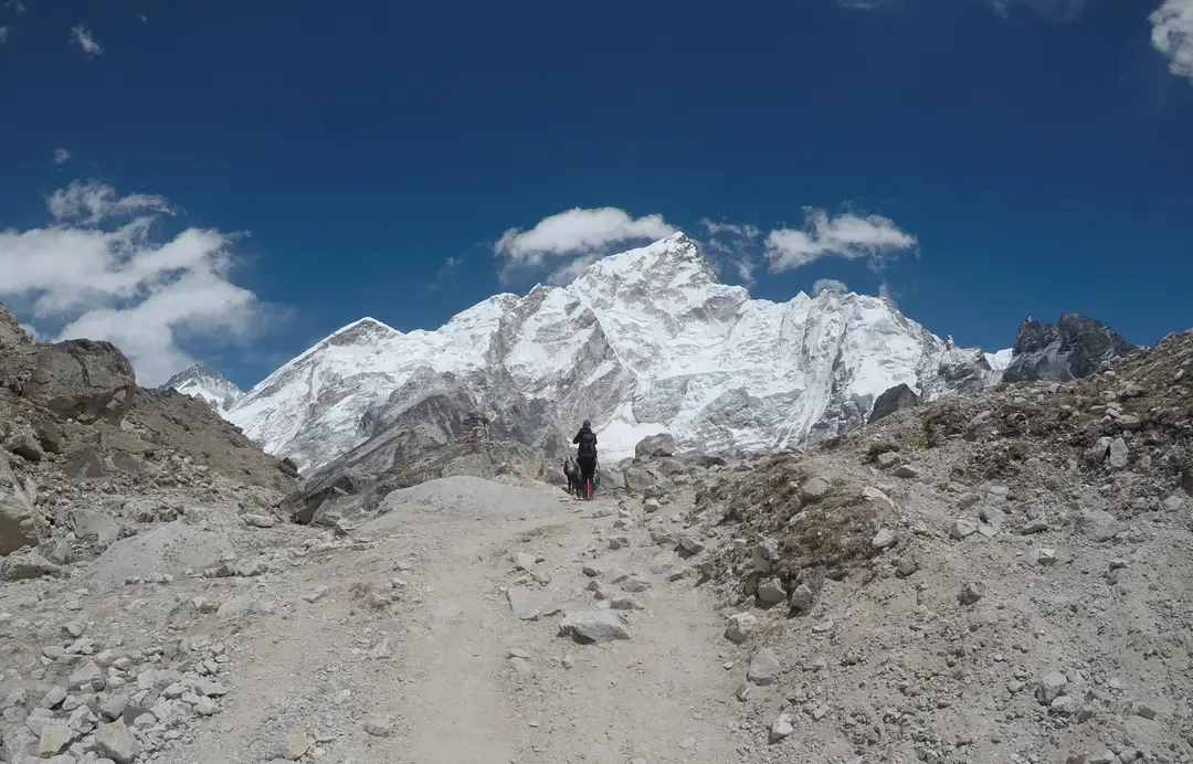 Un randonneur solitaire sur un chemin escarpé devant le mont Everest dans l'Himalaya.jpg