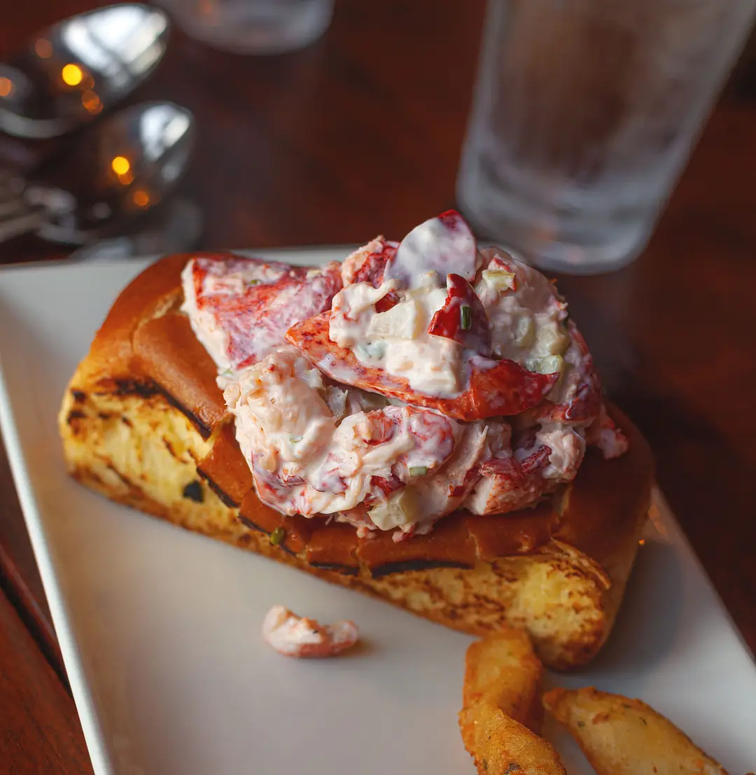 Un roulé de homard, lobster roll, savoureux servi sur un pain grillé dans un restaurant de Boston.
