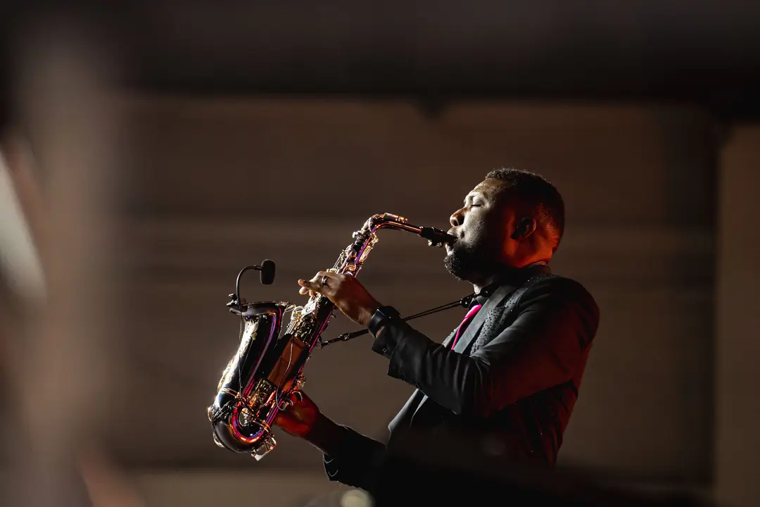 Un saxophoniste talentueux joue avec passion lors d'un concert en direct à l'intérieur