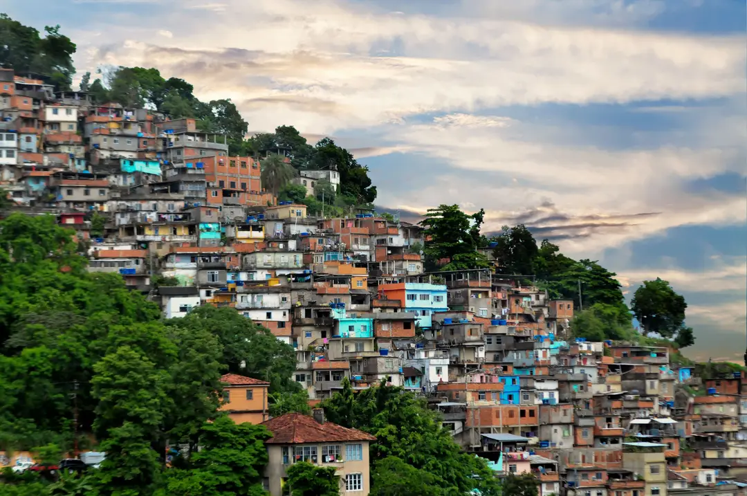 Habitations d’une favela sur une colline à Rio de Janeiro.