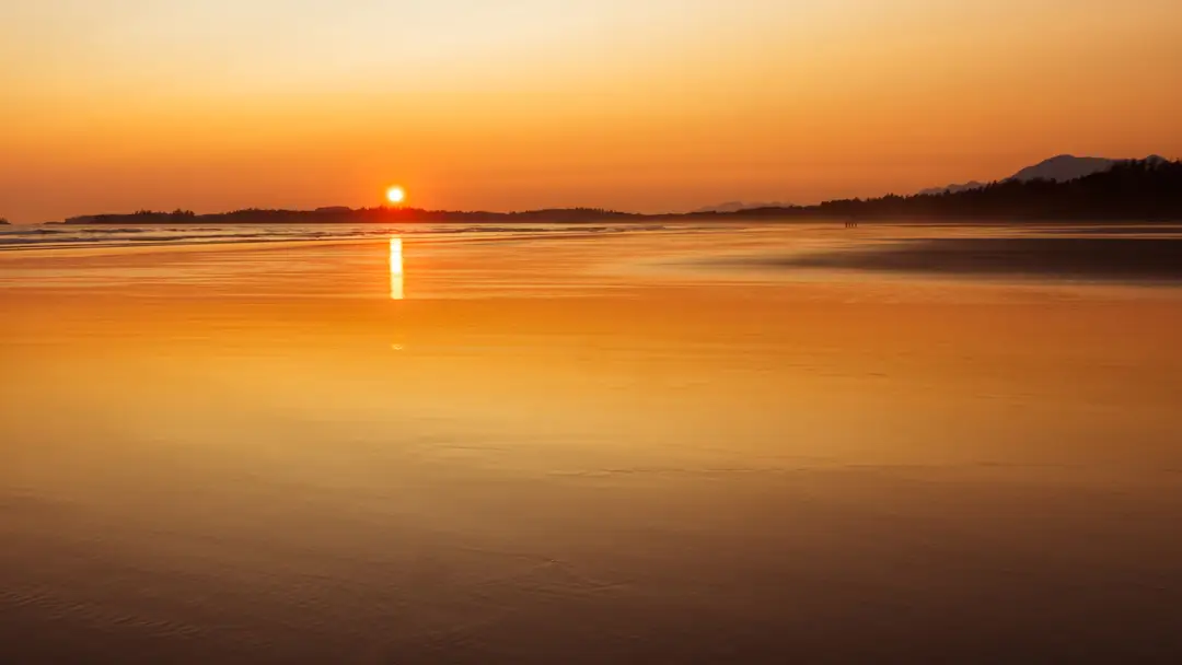 Coucher de soleil sur une plage de Tofino, sur l’île de Vancouver, en Colombie-Britannique.