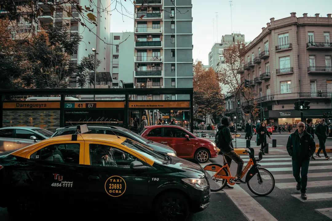 Voyage en Argentine - rue animée de Buenos Aires avec des taxis