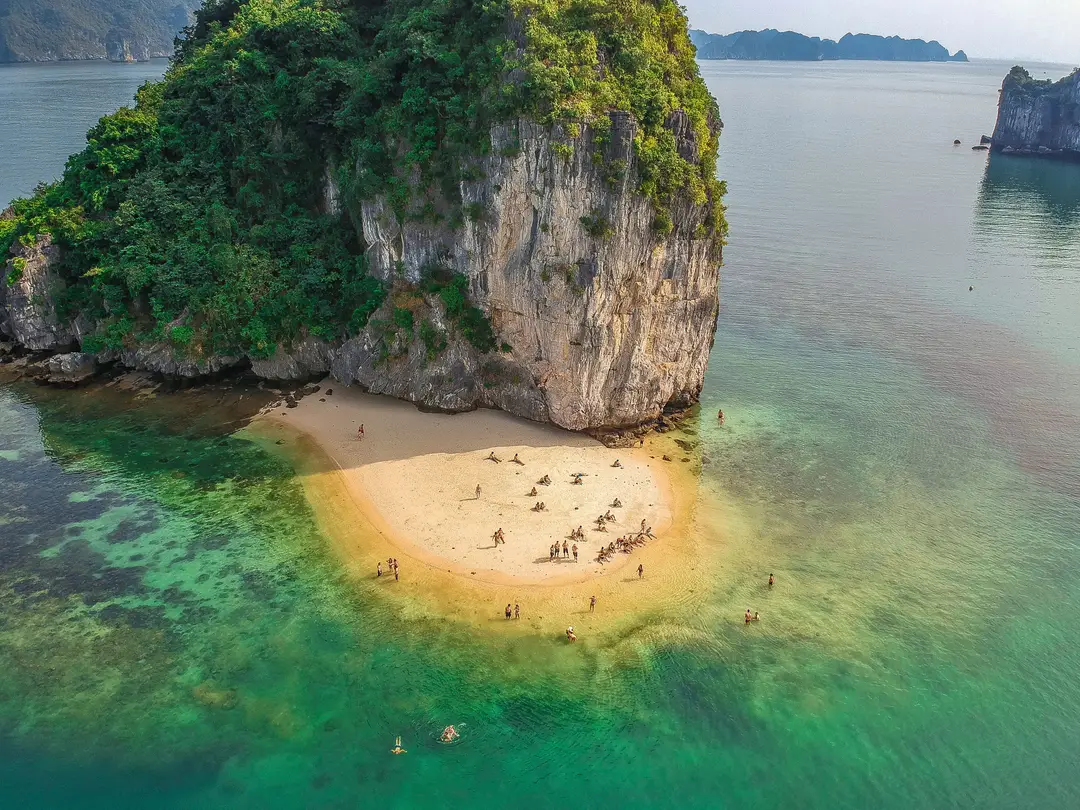 Une vue aérienne à couper le souffle d'une plage ensoleillée près d'une grande île rocheuse dans la baie d'Ha Long, au Vietnam..jpg