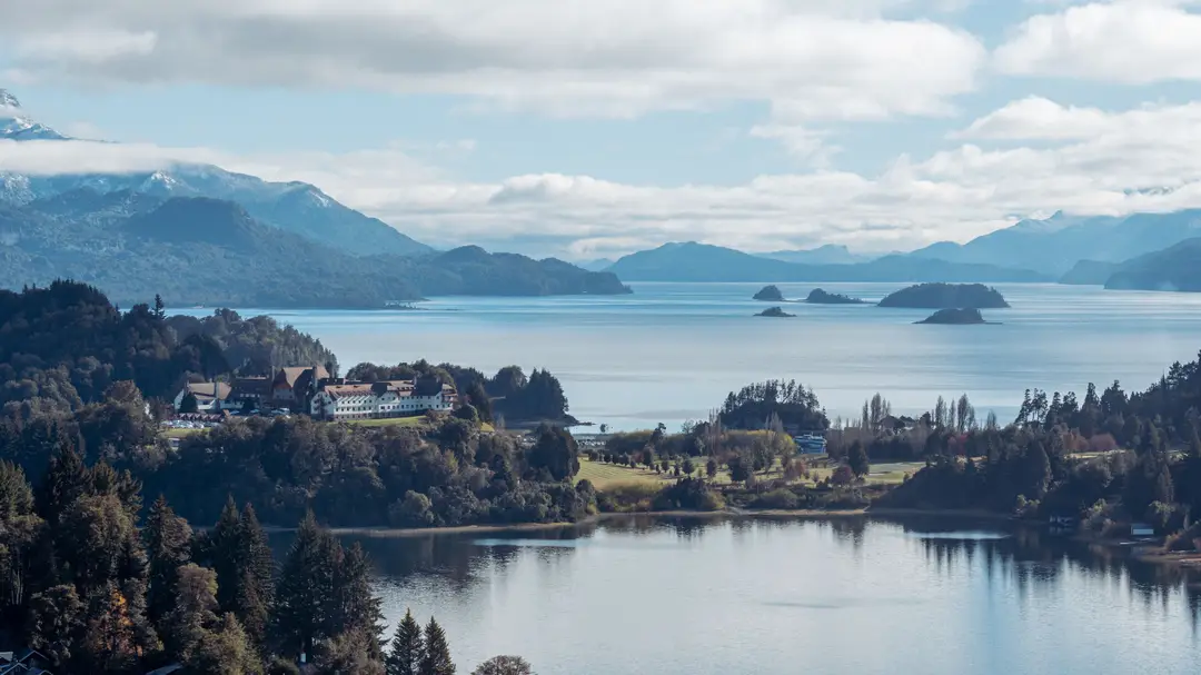Une vue aérienne époustouflante du lac Nahuel Huapi