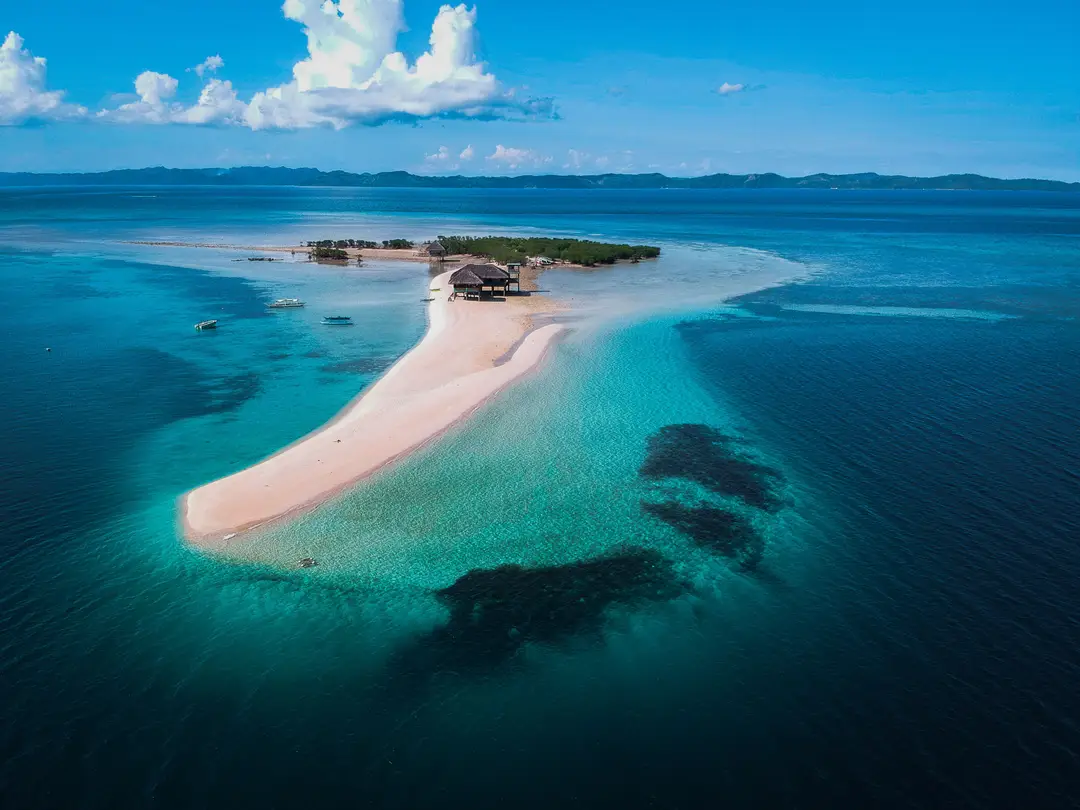 Une vue aérienne époustouflante d'une île tropicale aux Philippines avec des eaux turquoise et des plages de sable.jpg