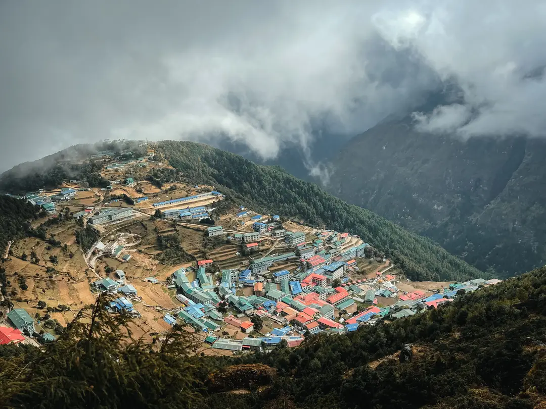 Une vue aérienne de Namche Bazaar niché dans les montagnes himalayennes du Népal.jpg