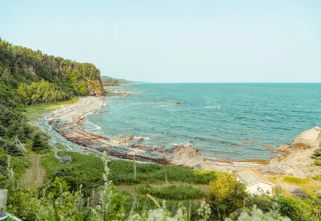 Vue aérienne de la côte rocheuse près de Gaspé, en Gaspésie, au Québec.