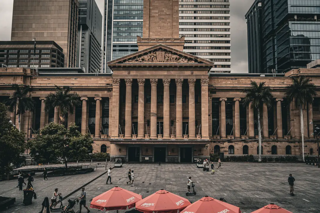 Une vue de l'hôtel de ville de Brisbane avec un environnement urbain et des piétons sur la place.jpg