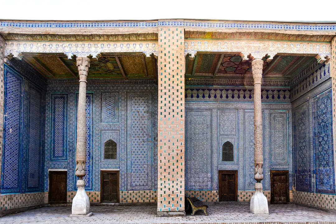 Une vue détaillée de l'extérieur en mosaïque complexe du palais Toshhovli à Khiva, Ouzbékistan