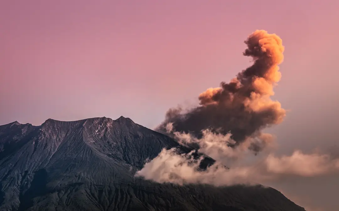Une vue époustouflante d'une éruption volcanique capturant la fumée et les nuages au coucher du soleil au Japon.jpg