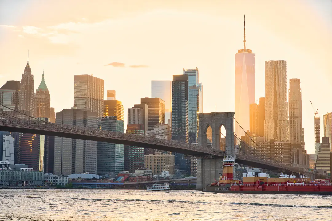 Une vue imprenable sur le pont de Brooklyn et les toits de New York au coucher du soleilLe pont de Brooklyn et les toits de Manhattan au coucher du soleil.