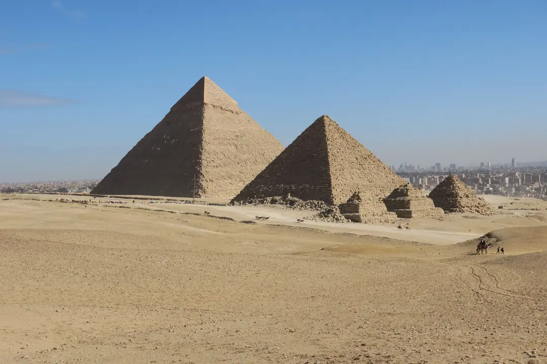 Une vue imprenable sur les grandes pyramides de Gizeh sous un ciel bleu clair