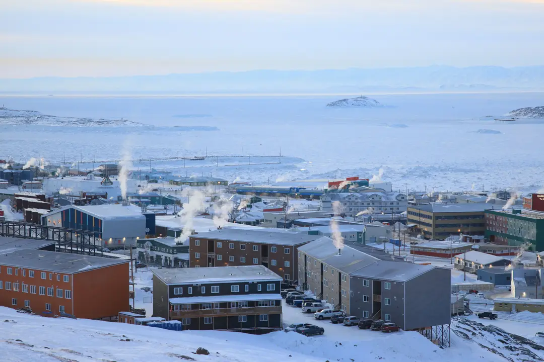 Vue panoramique d’Iqaluit, au Nunavut, et de ses bâtiments dans un paysage enneigé.