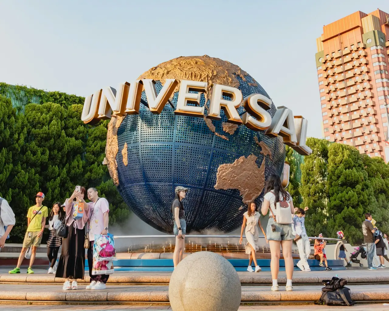 Voyage en Asie – Les décors immersifs et attractions du parc Universal Studios Japan à Osaka, une étape ludique pour un circuit en famille.