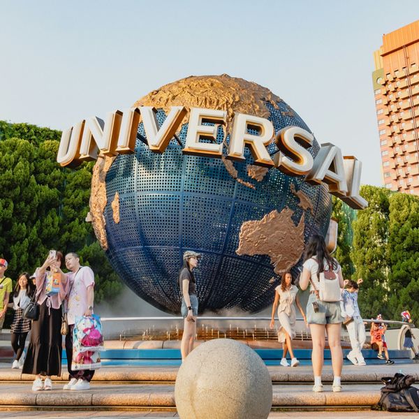 Voyage en Asie – Les décors immersifs et attractions du parc Universal Studios Japan à Osaka, une étape ludique pour un circuit en famille.