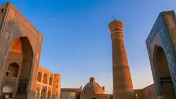 Vue sur l'ensemble architectural Po-i-Kalyan avec le minaret Kalan et les médersas aux mosaïques bleues dans la vieille ville de Boukhara.