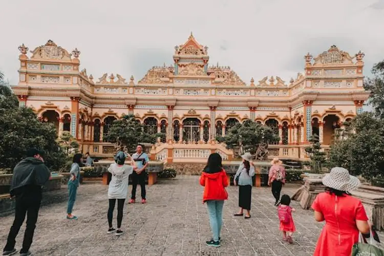 Besuch der Vinh Trang Pagode in vietnam am Mekong Delta