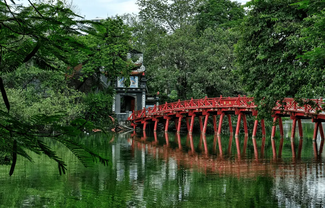 Voyage en Asie – Le pont rouge en bois Thê Húc mène au temple Ngoc Son sur le lac Hoan Kiem à Hanoï au Vietnam.