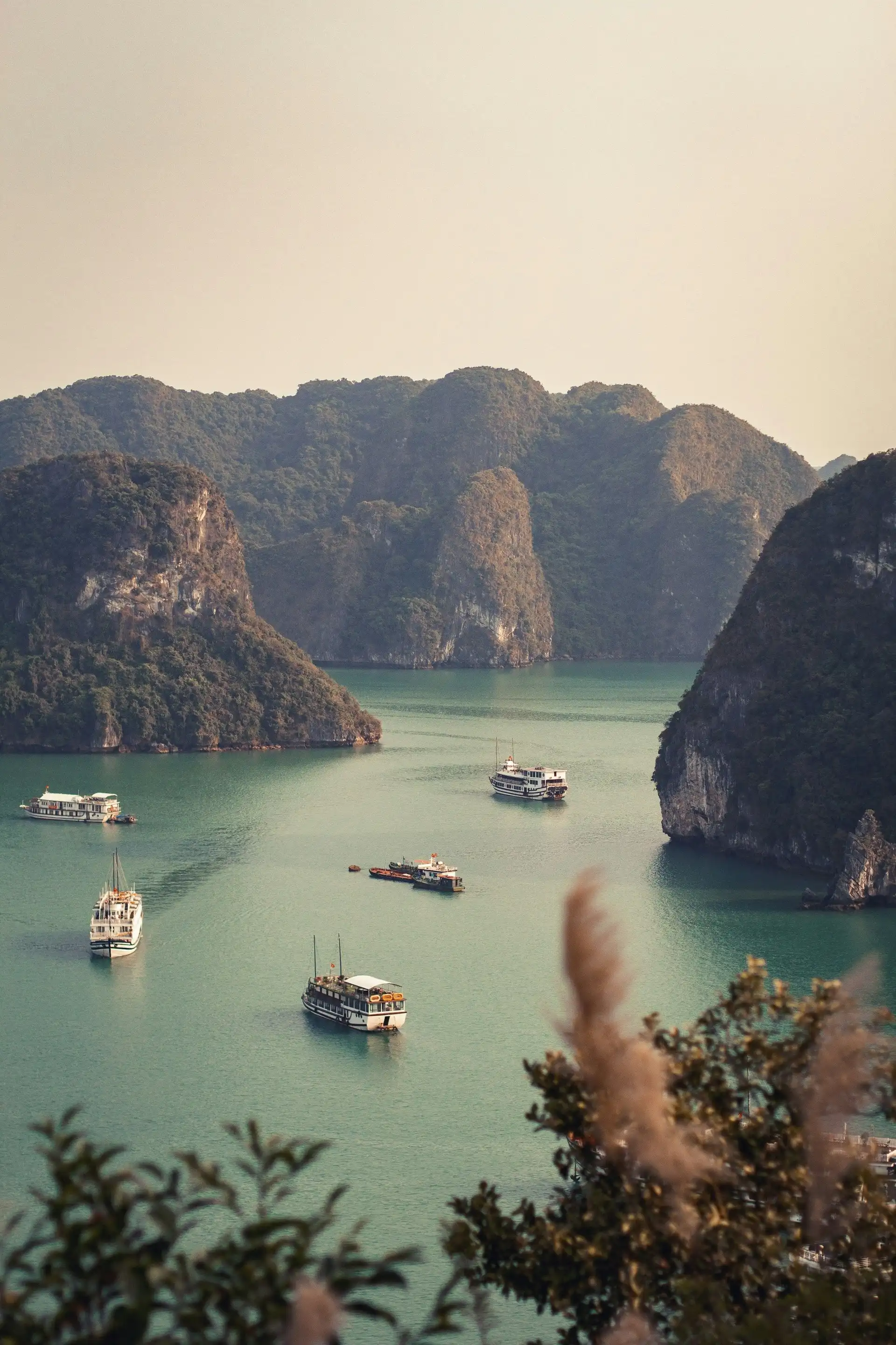 Une vue aérienne de la baie d'Ha Long, incontournable d'un voyage au Vietnam
