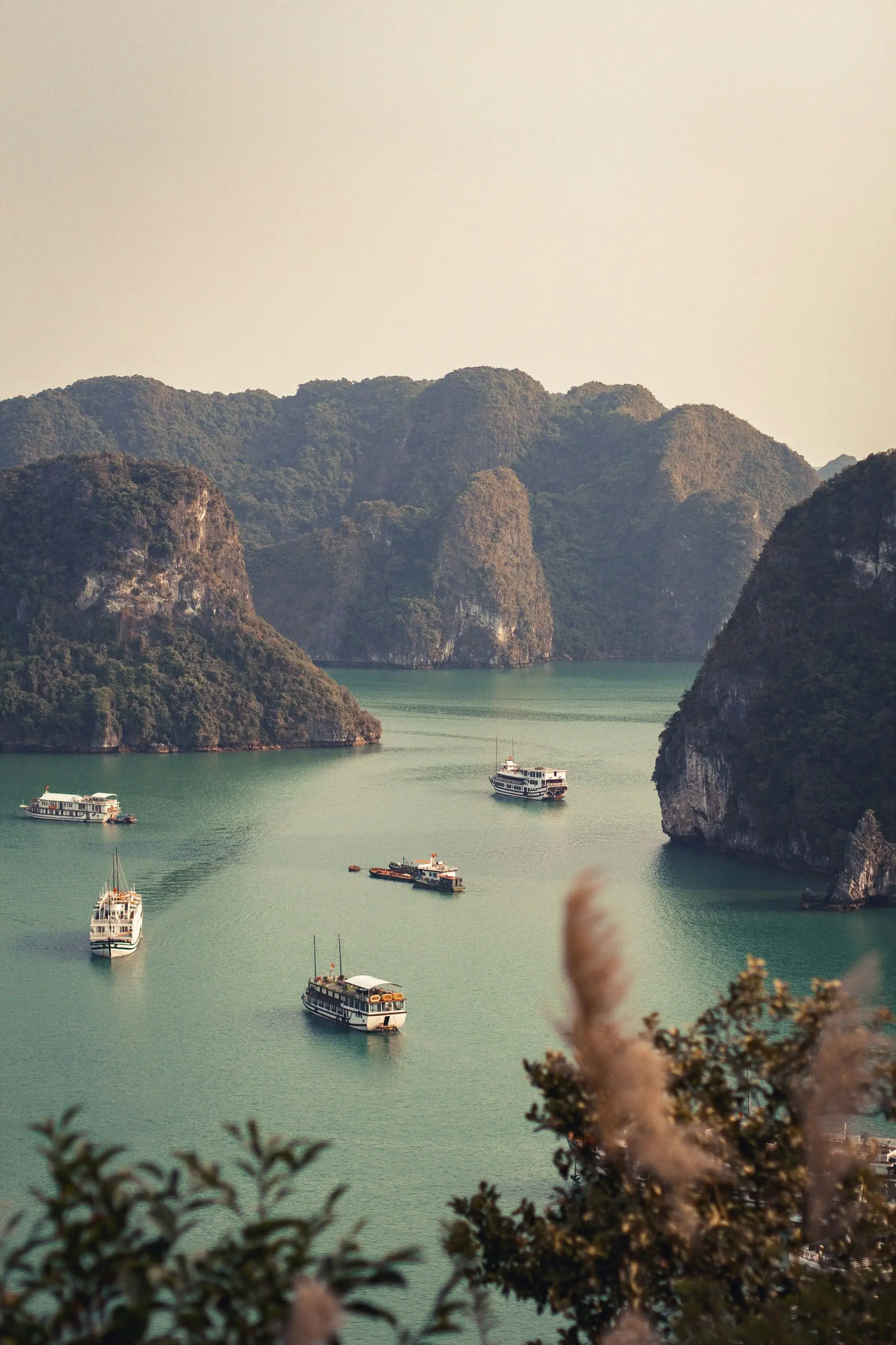 Une vue aérienne de la baie d'Ha Long, incontournable d'un voyage au Vietnam