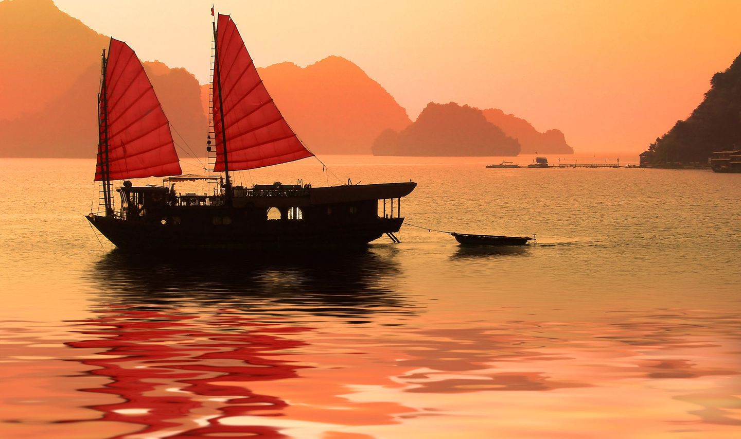 La baie d'Halong rouge-orangée au coucher du soleil au Vietnam