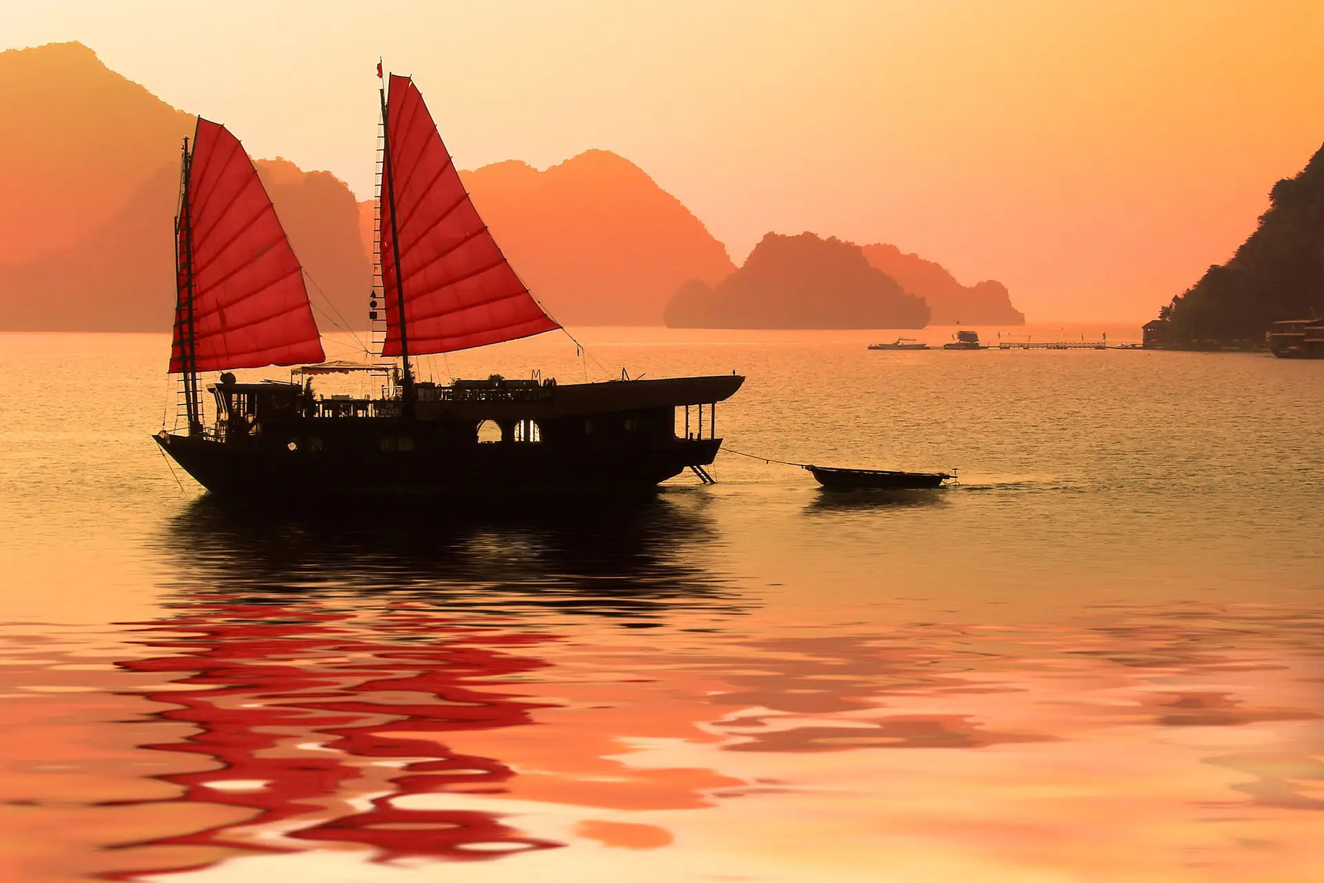 La baie d'Halong rouge-orangée au coucher du soleil au Vietnam