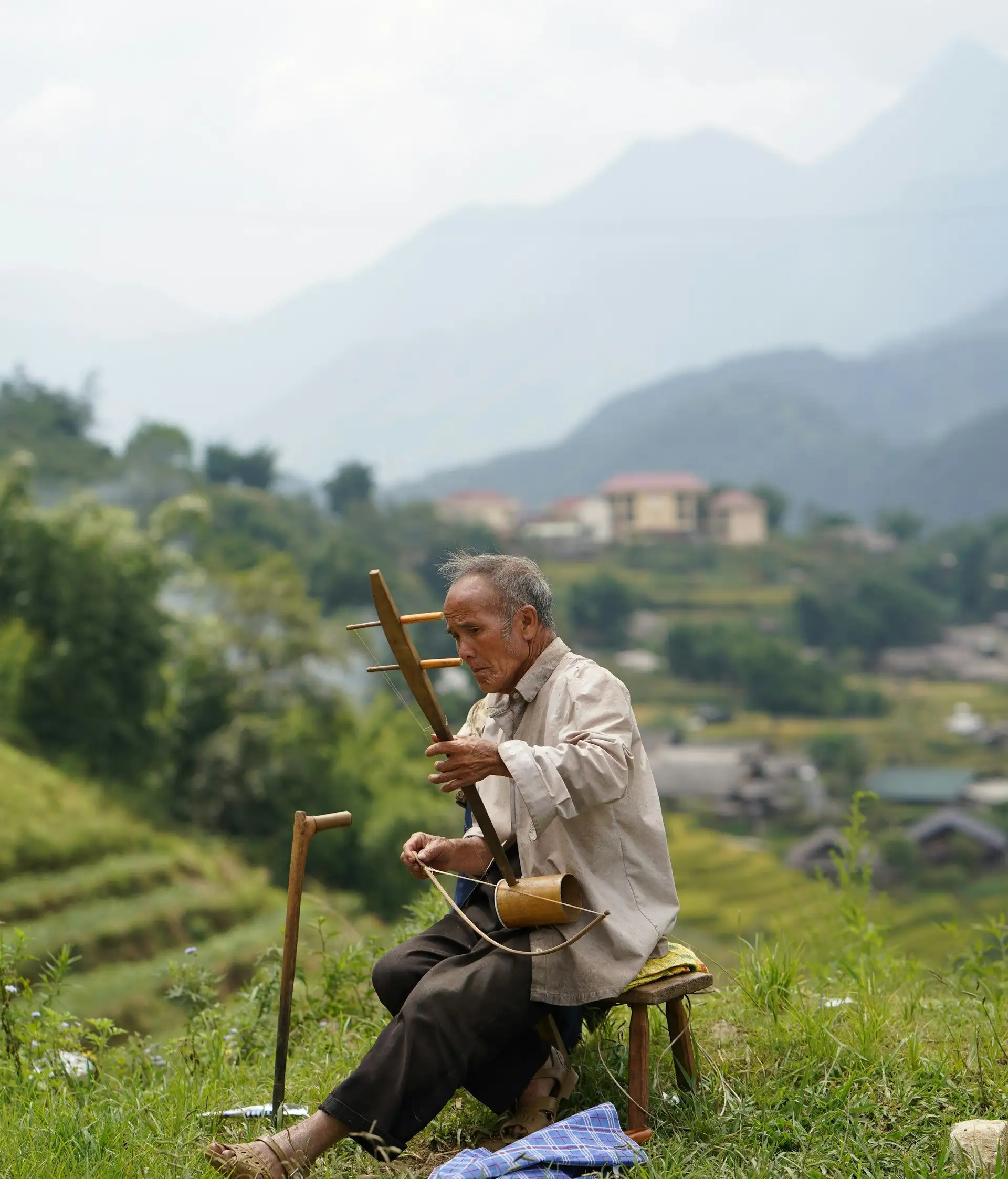 Voyage au Vietnam - un homme joue de la musique de Sapa