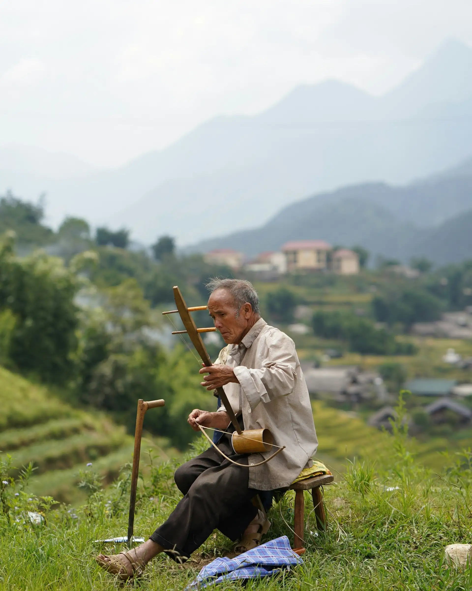 Voyage au Vietnam - un homme joue de la musique de Sapa