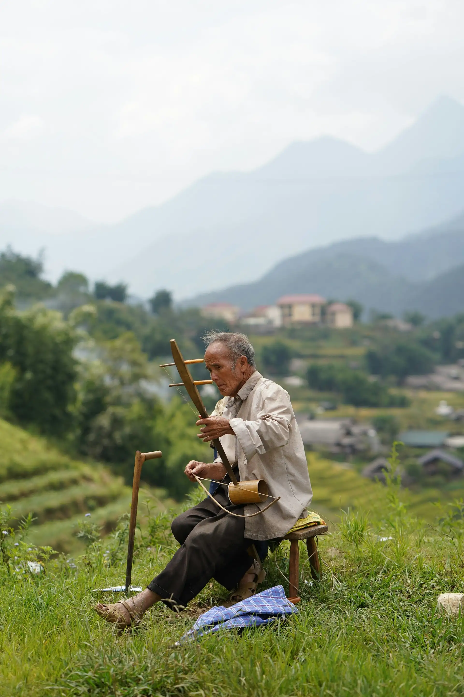 Voyage au Vietnam - un homme joue de la musique de Sapa