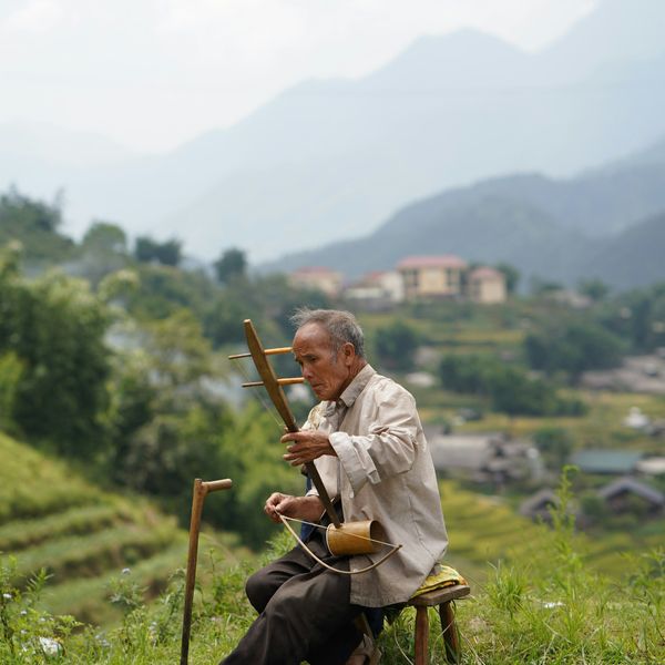 Voyage au Vietnam - un homme joue de la musique de Sapa