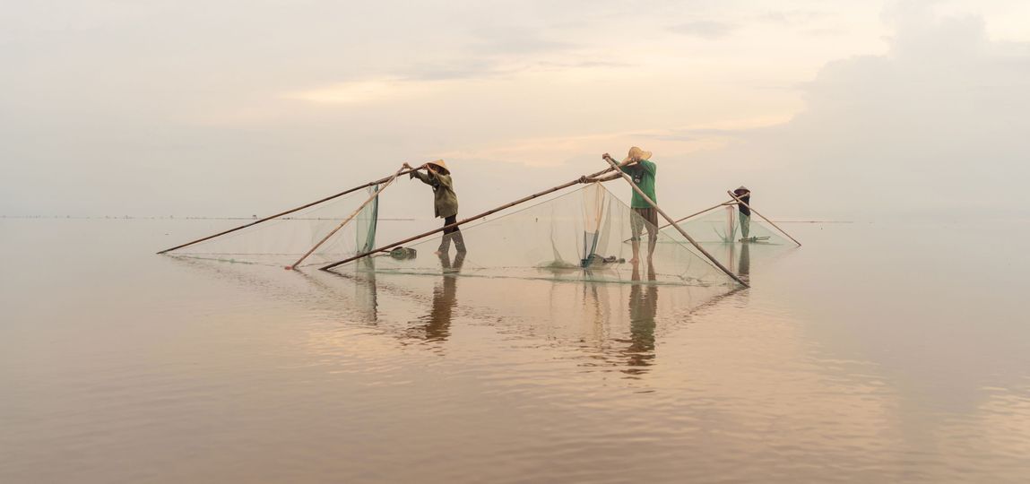 Pêcheurs au petit matin dans un lagon du Vietnam