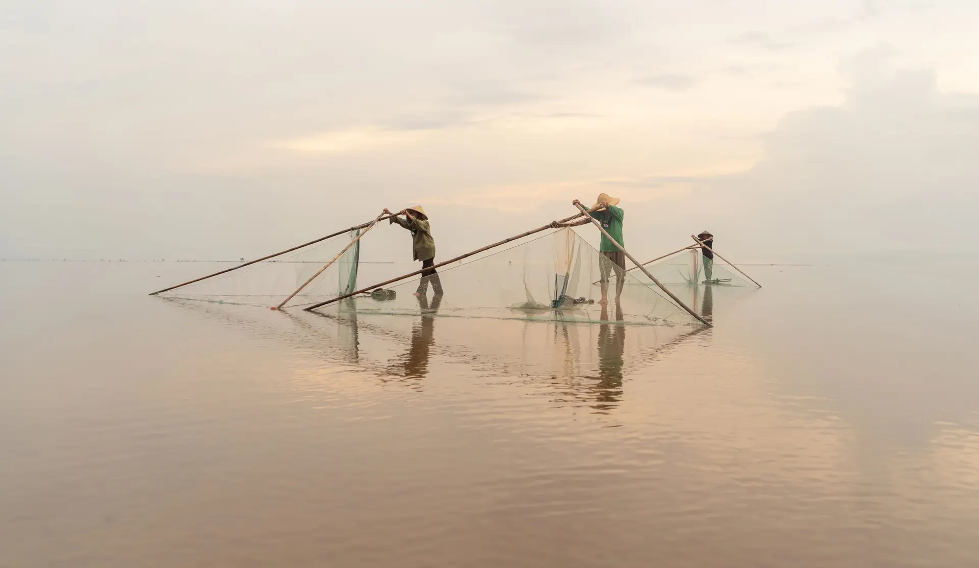 Voyage au Vietnam — rencontre avec des pêcheurs locaux sur la lagune de Dam Chuon près de Hué avec initiation à la pêche traditionnelle
