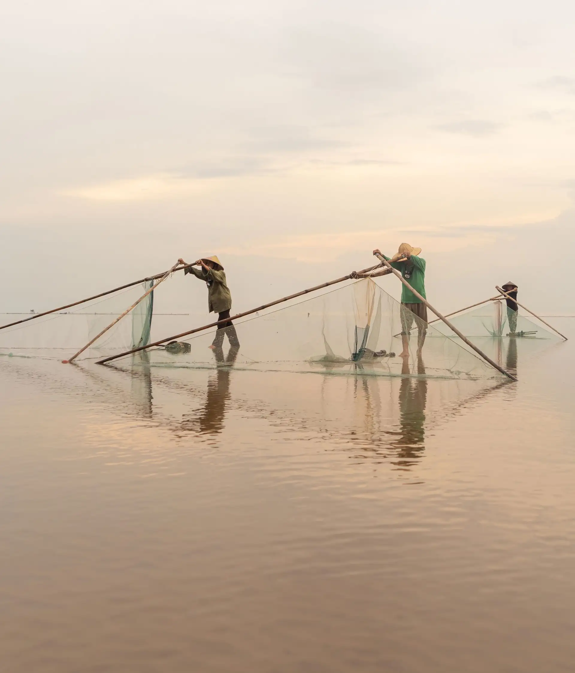 Voyage au Vietnam — rencontre avec des pêcheurs locaux sur la lagune de Dam Chuon près de Hué avec initiation à la pêche traditionnelle