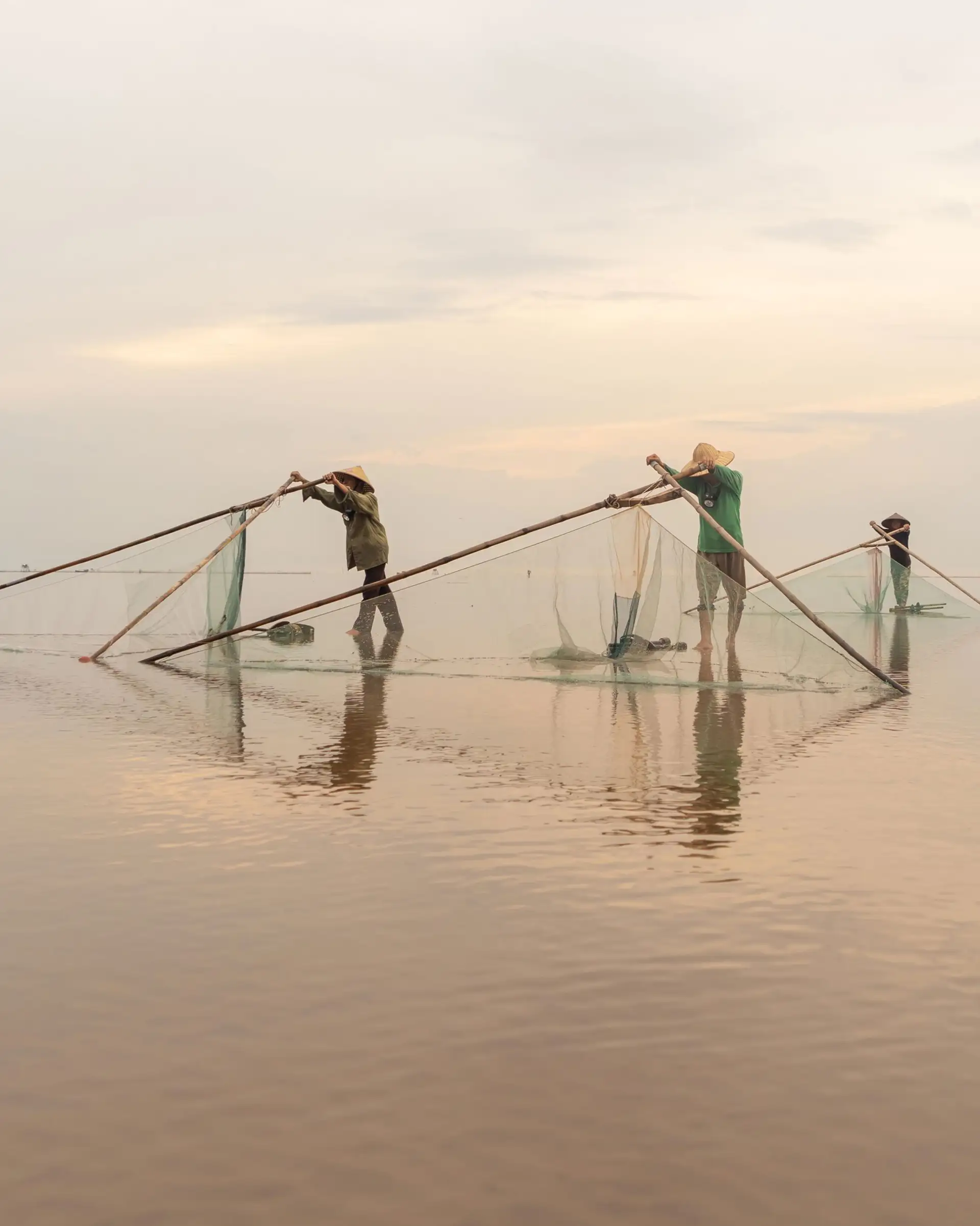 Voyage au Vietnam — rencontre avec des pêcheurs locaux sur la lagune de Dam Chuon près de Hué avec initiation à la pêche traditionnelle