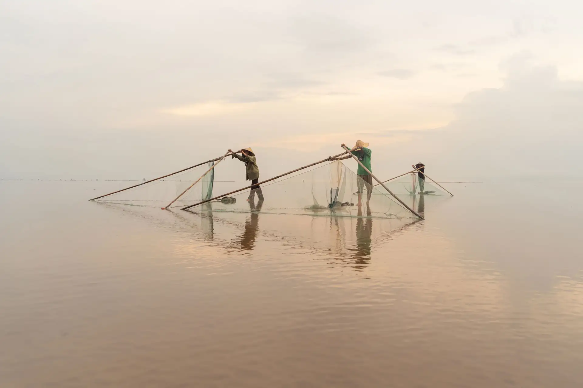 Voyage au Vietnam — rencontre avec des pêcheurs locaux sur la lagune de Dam Chuon près de Hué avec initiation à la pêche traditionnelle
