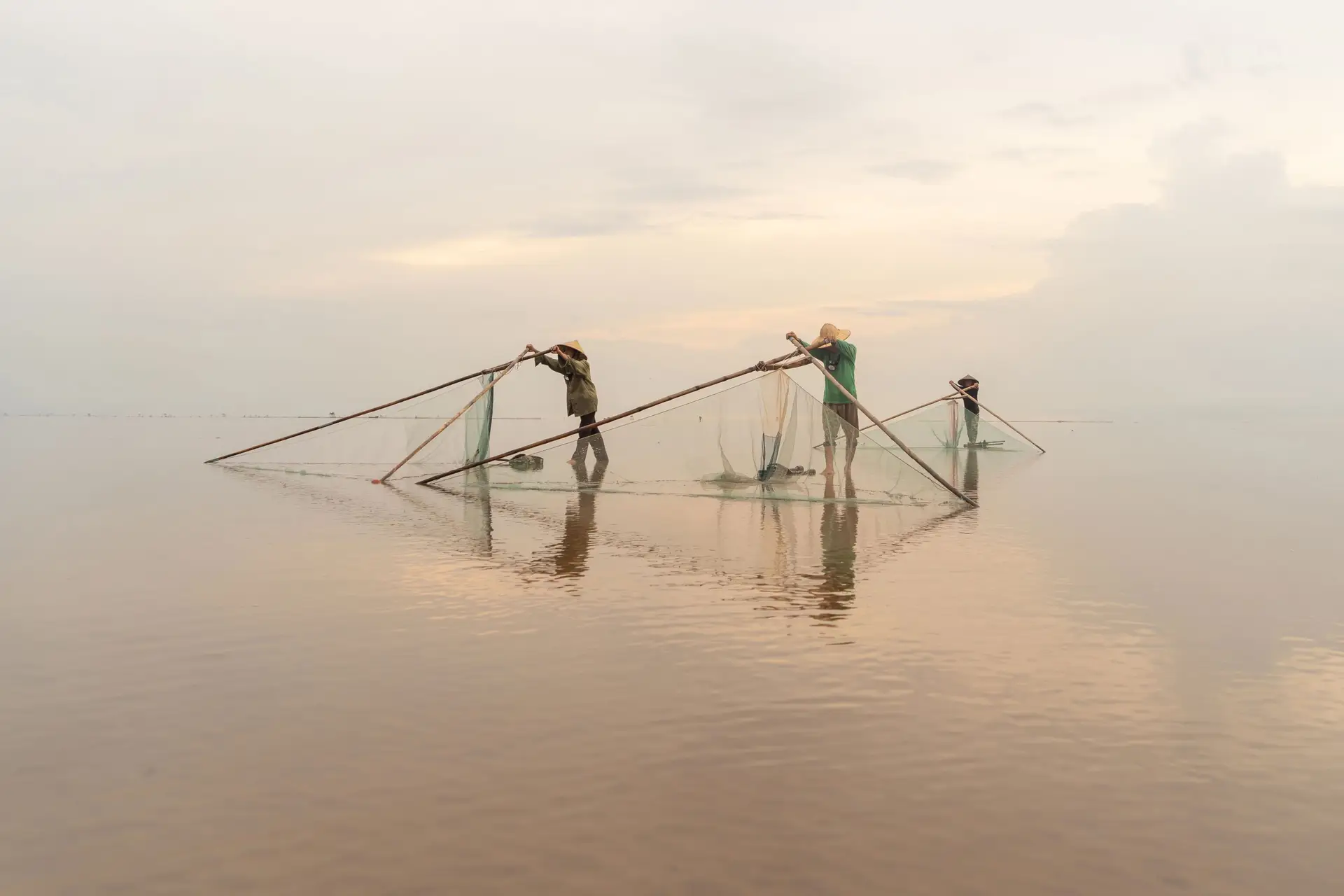 Voyage au Vietnam — rencontre avec des pêcheurs locaux sur la lagune de Dam Chuon près de Hué avec initiation à la pêche traditionnelle