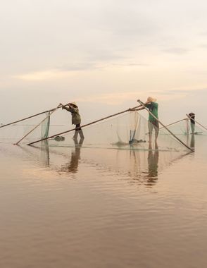 Pêcheurs au petit matin dans un lagon du Vietnam