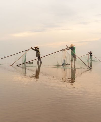 Pêcheurs au petit matin dans un lagon du Vietnam