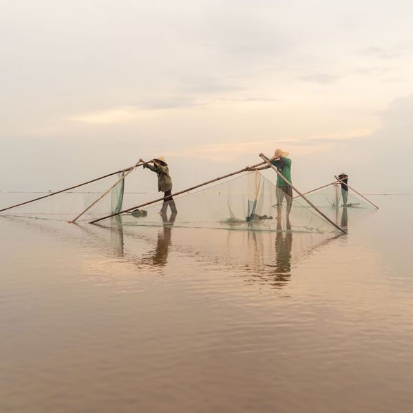 Pêcheurs au petit matin dans un lagon du Vietnam