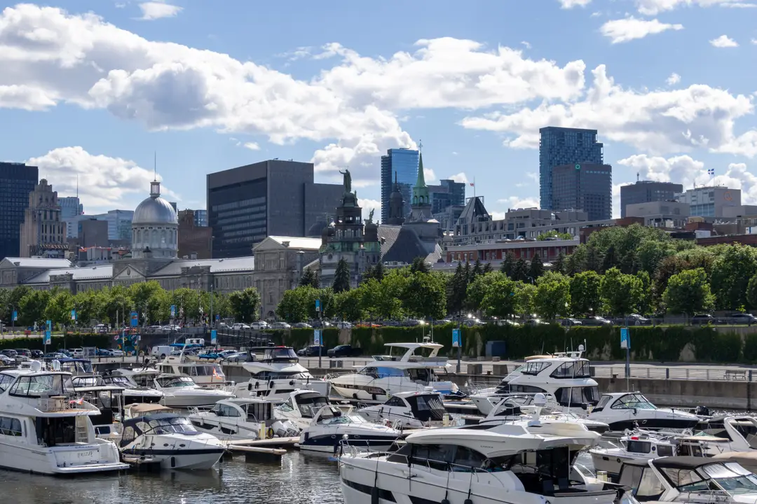 Vieux-Port de Montréal avec le panorama de la ville et des bateaux