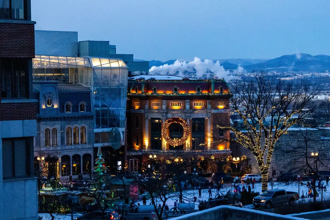 Vieux Québec illuminée par des lumières et décorations festives