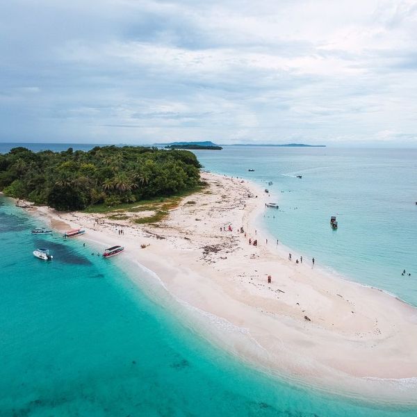 Anlegen mit Ihrem Banca Boot auf der Sandbank von Virgin Island