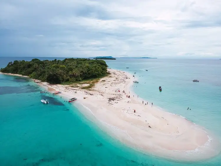 Anlegen mit Ihrem Banca Boot auf der Sandbank von Virgin Island