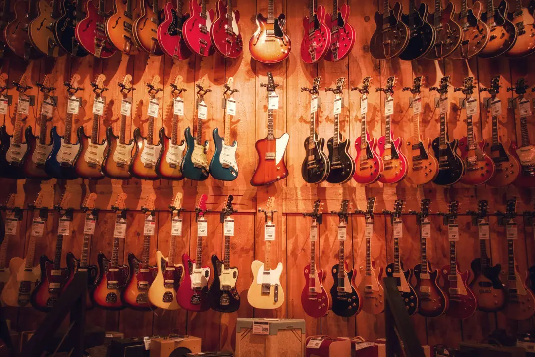 Vitrine dynamique de diverses guitares électriques accrochées dans un magasin de musique à Los Angeles