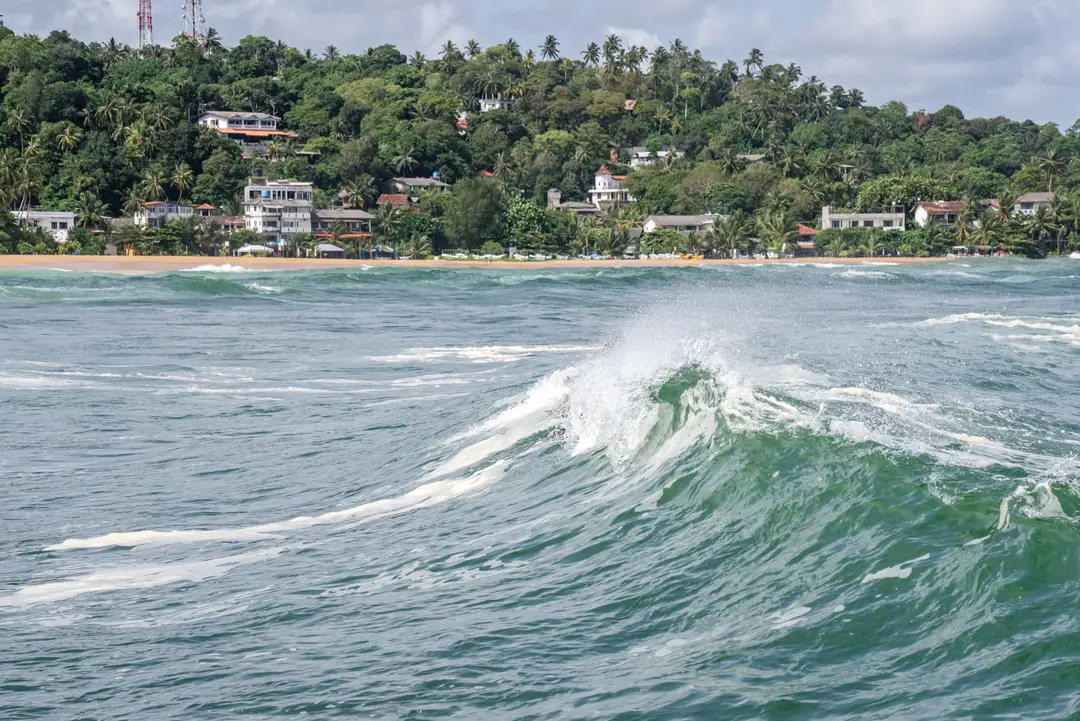 Vives vagues océaniques s'écrasant contre la côte pittoresque d'Unawatuna, Sri Lanka.