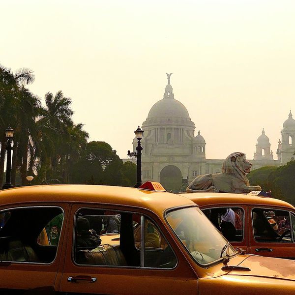 Voiture orange dans la ville de Kolkata lors d'un voyage au Bengale