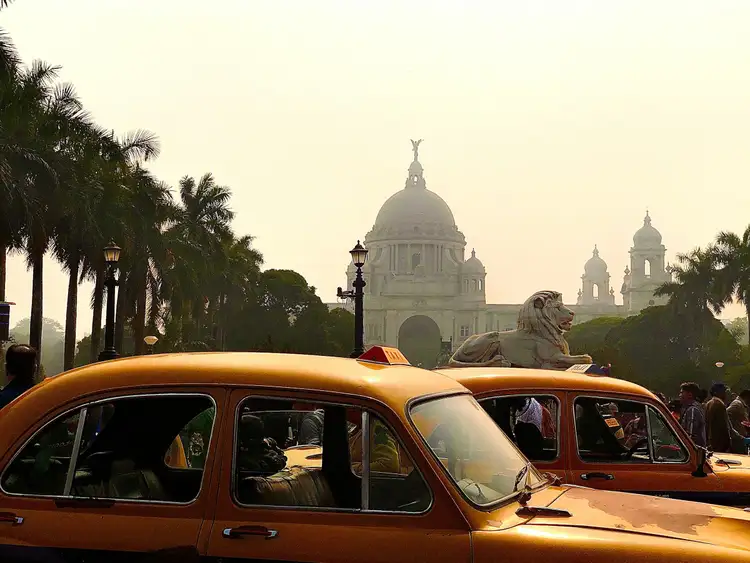 Voiture orange dans la ville de Kolkata lors d'un voyage au Bengale