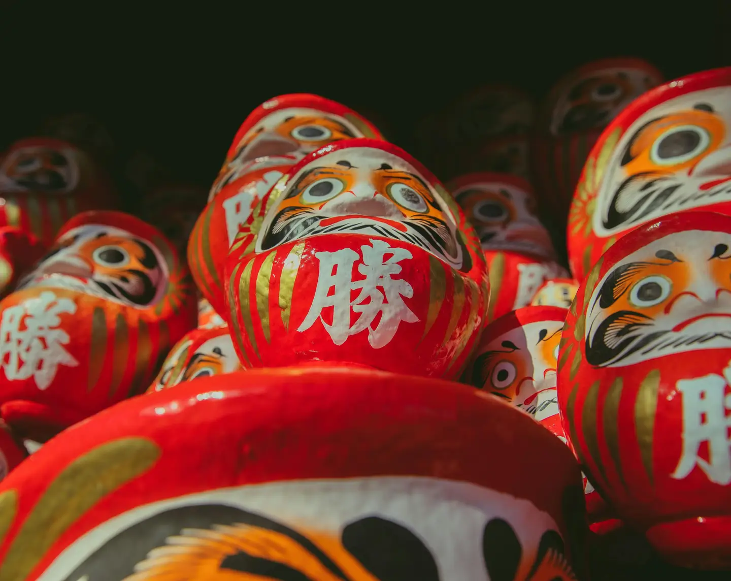 Darumas rouge empilés les uns sur les autres.